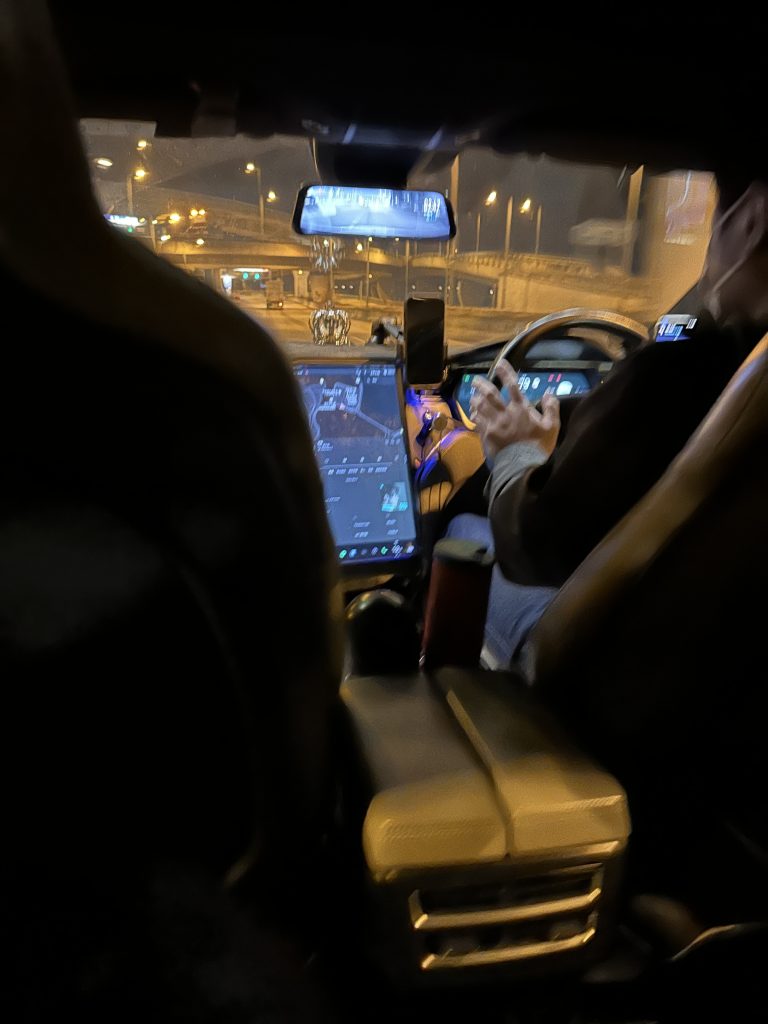 UberのTeslaモデルYの社内
