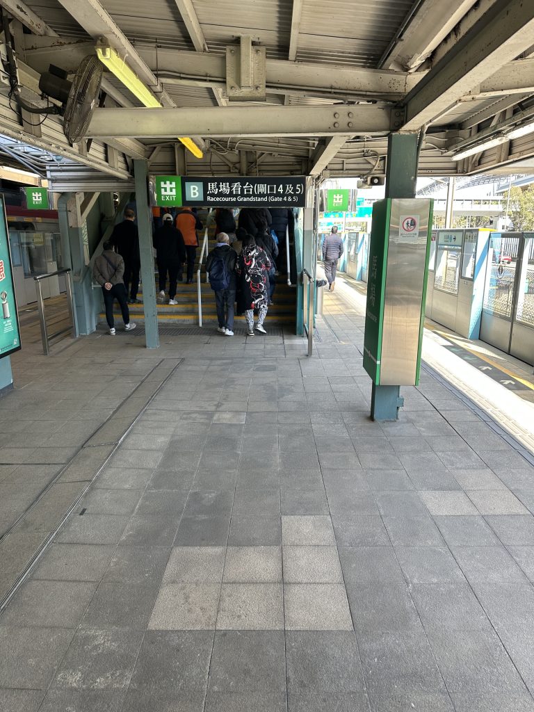 競馬場駅の出口