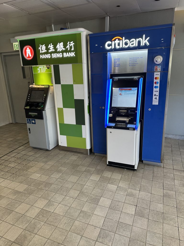 ATMがいたるところに設置されていて至れり尽くせり