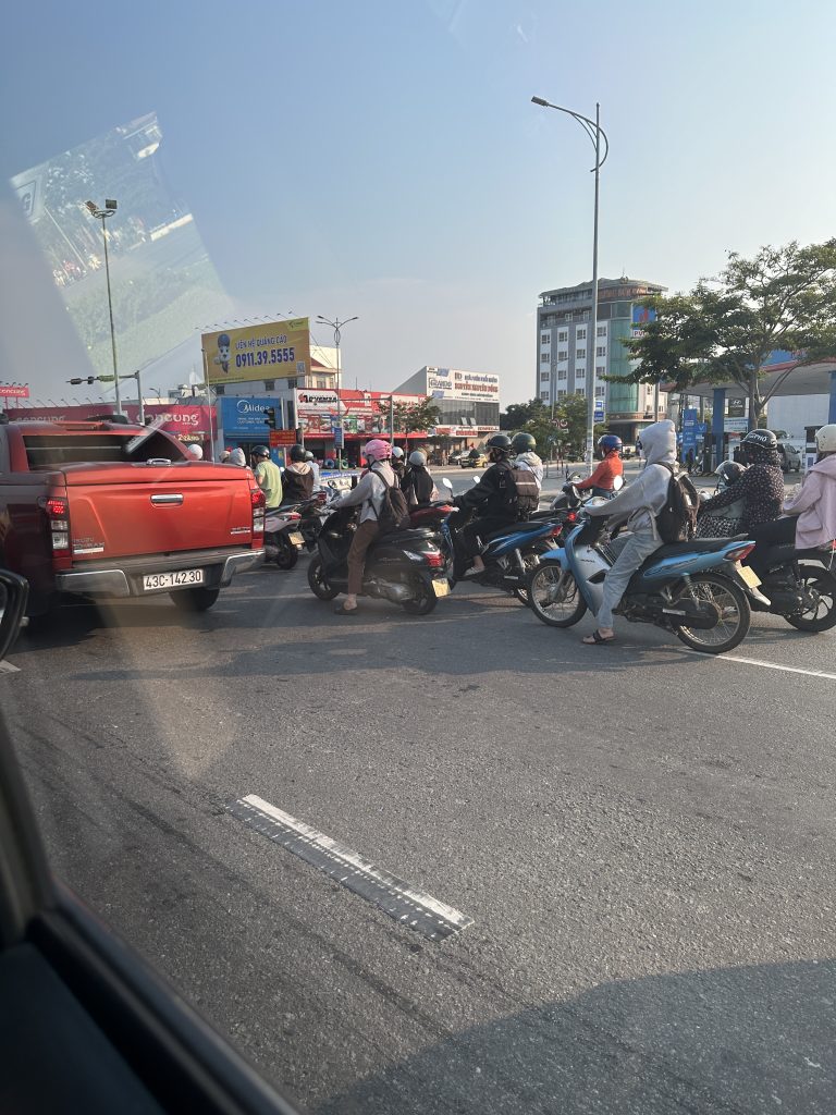 東南アジア名物のバイクの群れ