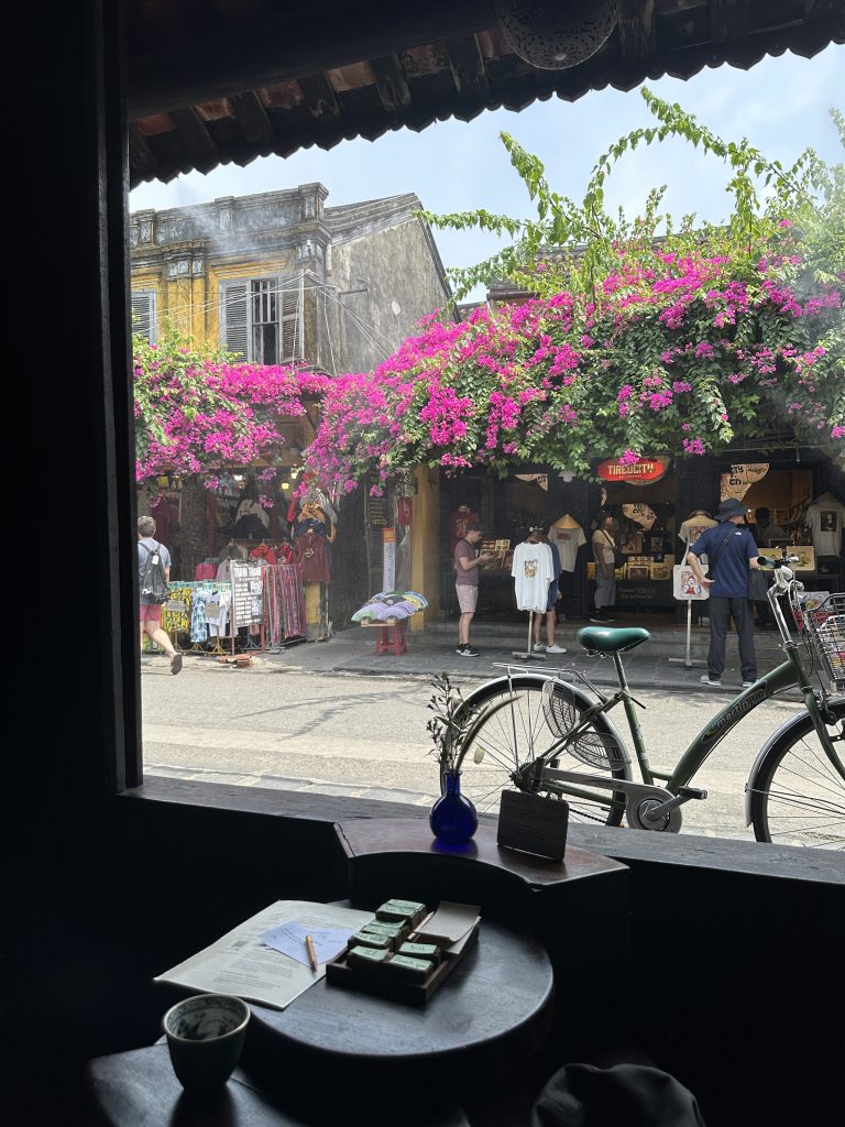 カフェの席からの風景
