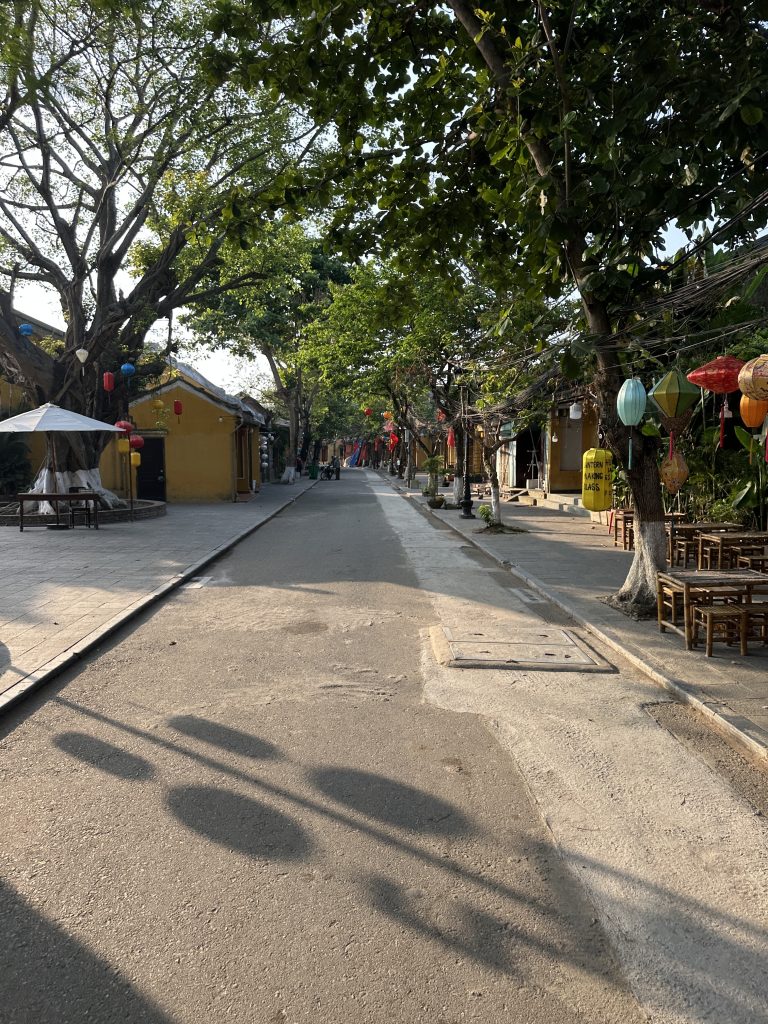 早朝のホイアンをサイクリング