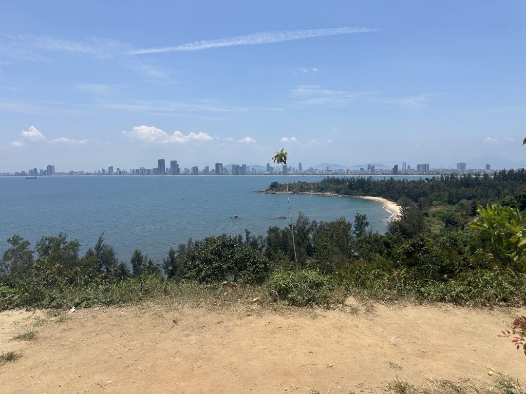 ソンチャ半島の丘からダナンの都市部が見える風景