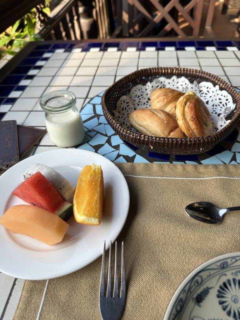 付け出しのパンとフルーツ