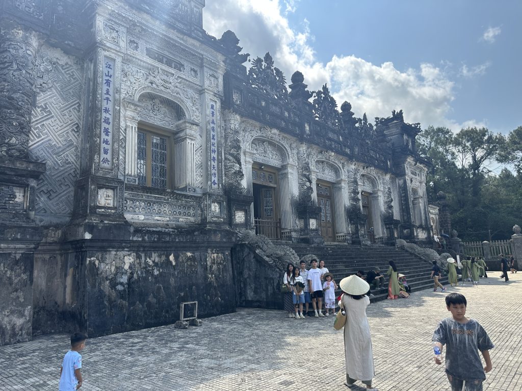 頂上にある帝陵の建物画像