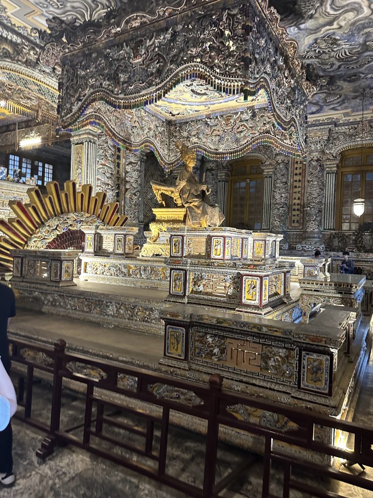 中に安置されている像